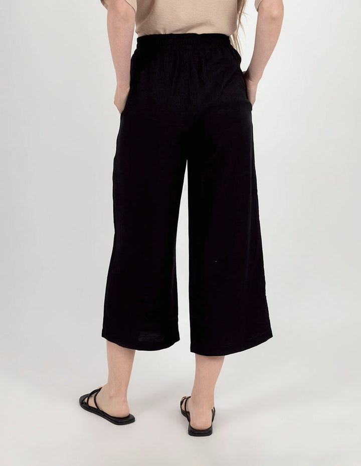 Pantalón negro capri con jareta en cintura