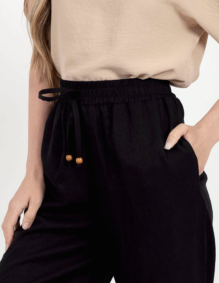 Pantalón negro capri con jareta en cintura