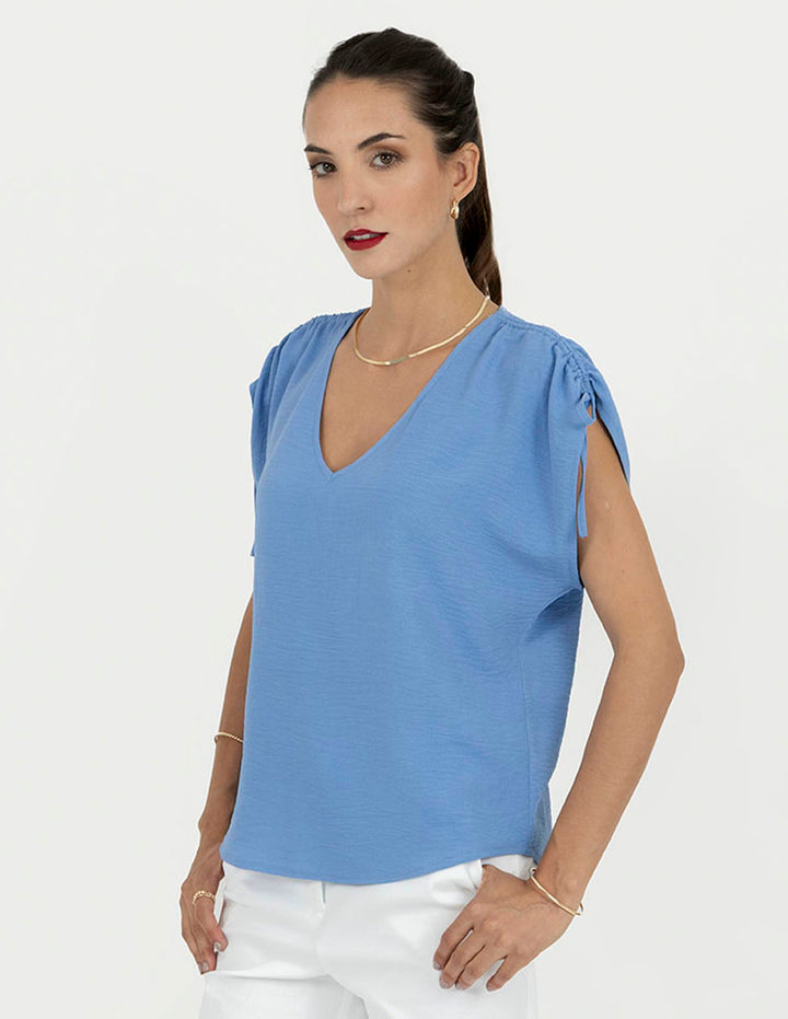 Blusa azul manga corta con detalle en hombros