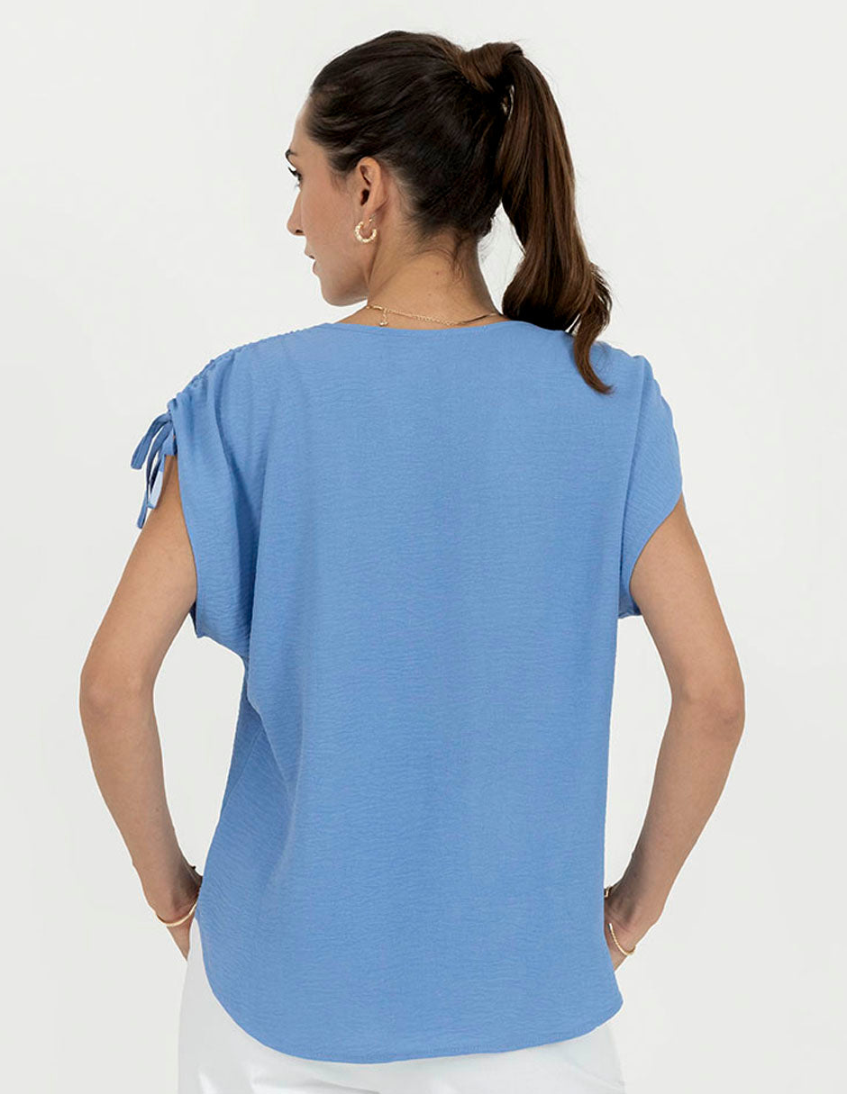 Blusa azul manga corta con detalle en hombros