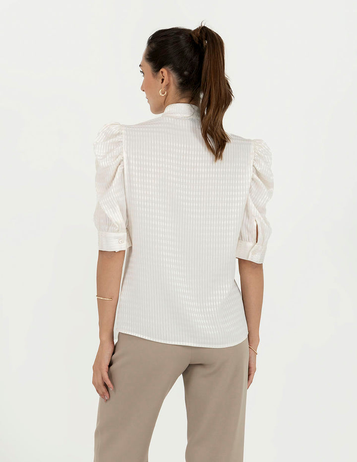 Blusa  3/4 con diseño en mangas (disponible en azul y beige)