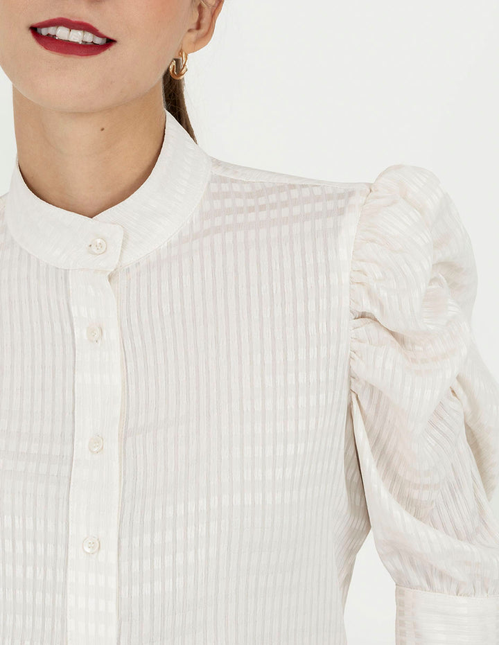 Blusa  3/4 con diseño en mangas (disponible en azul y beige)