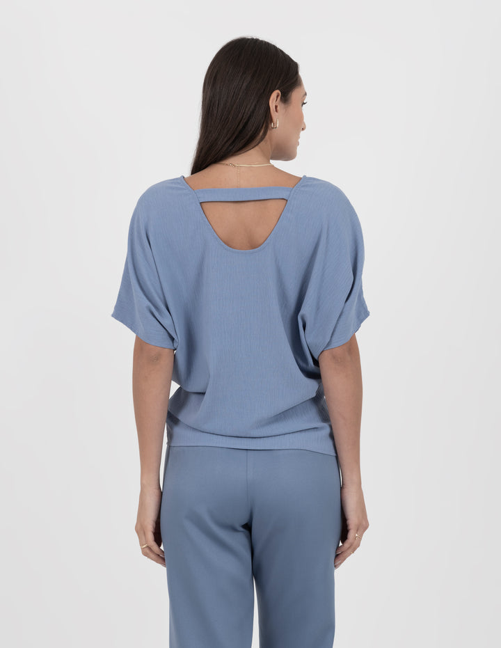 Blusa con detalle en la espalda (disponible en azul y verde)