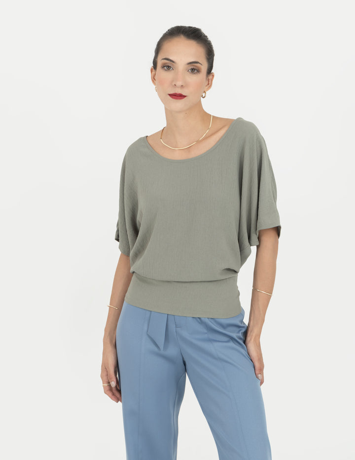 Blusa con detalle en la espalda (disponible en azul y verde)