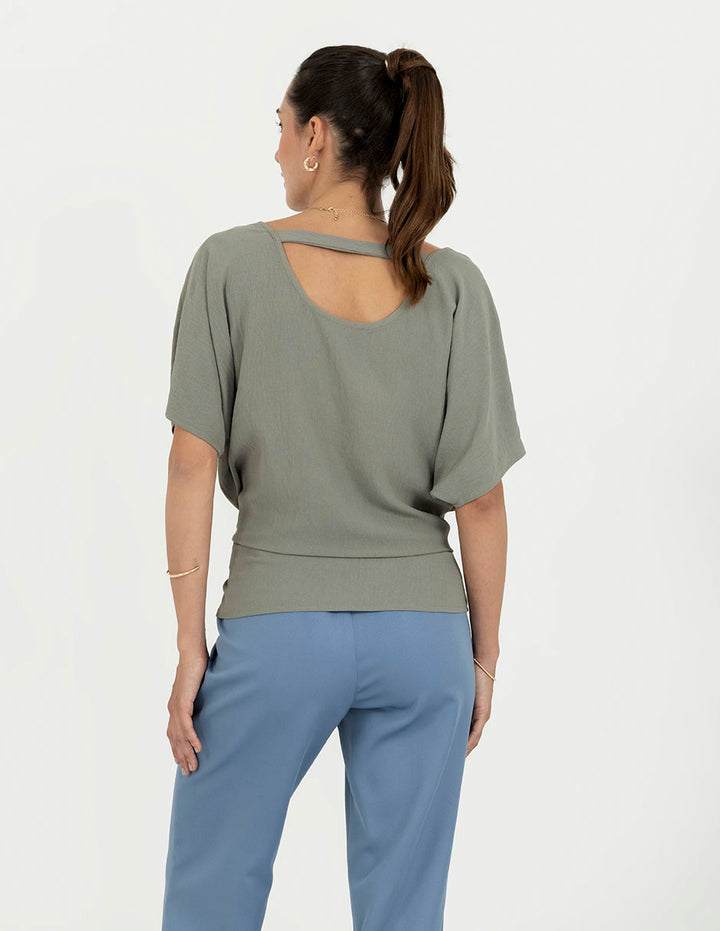 Blusa con detalle en la espalda (disponible en azul y verde)