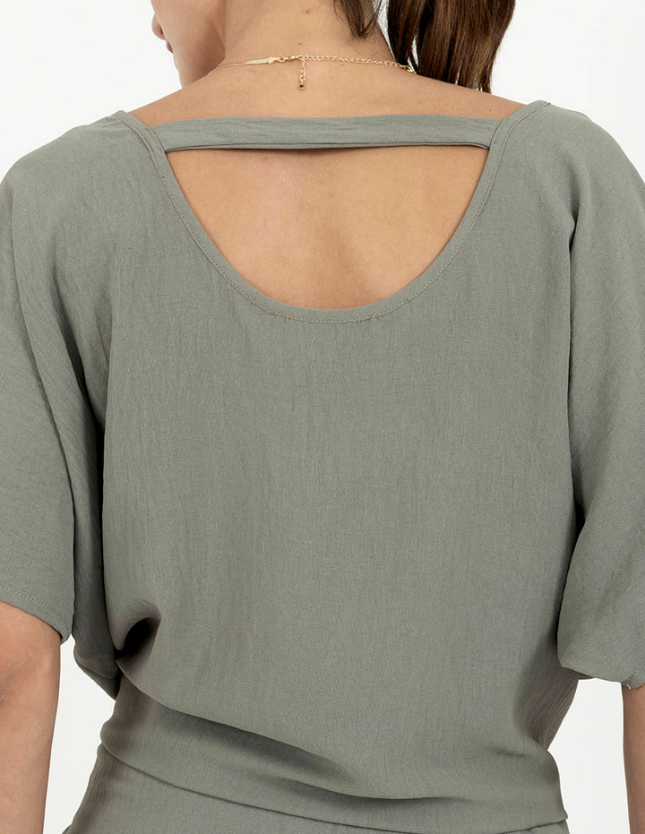Blusa con detalle en la espalda (disponible en azul y verde)