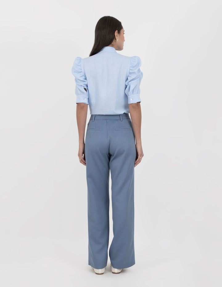 Pantalón de vestir azul cielo con cinturón