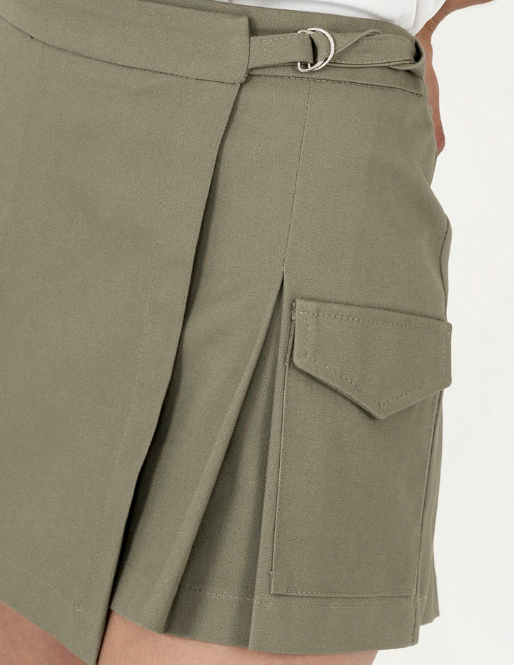 Falda corta tableada verde olivo