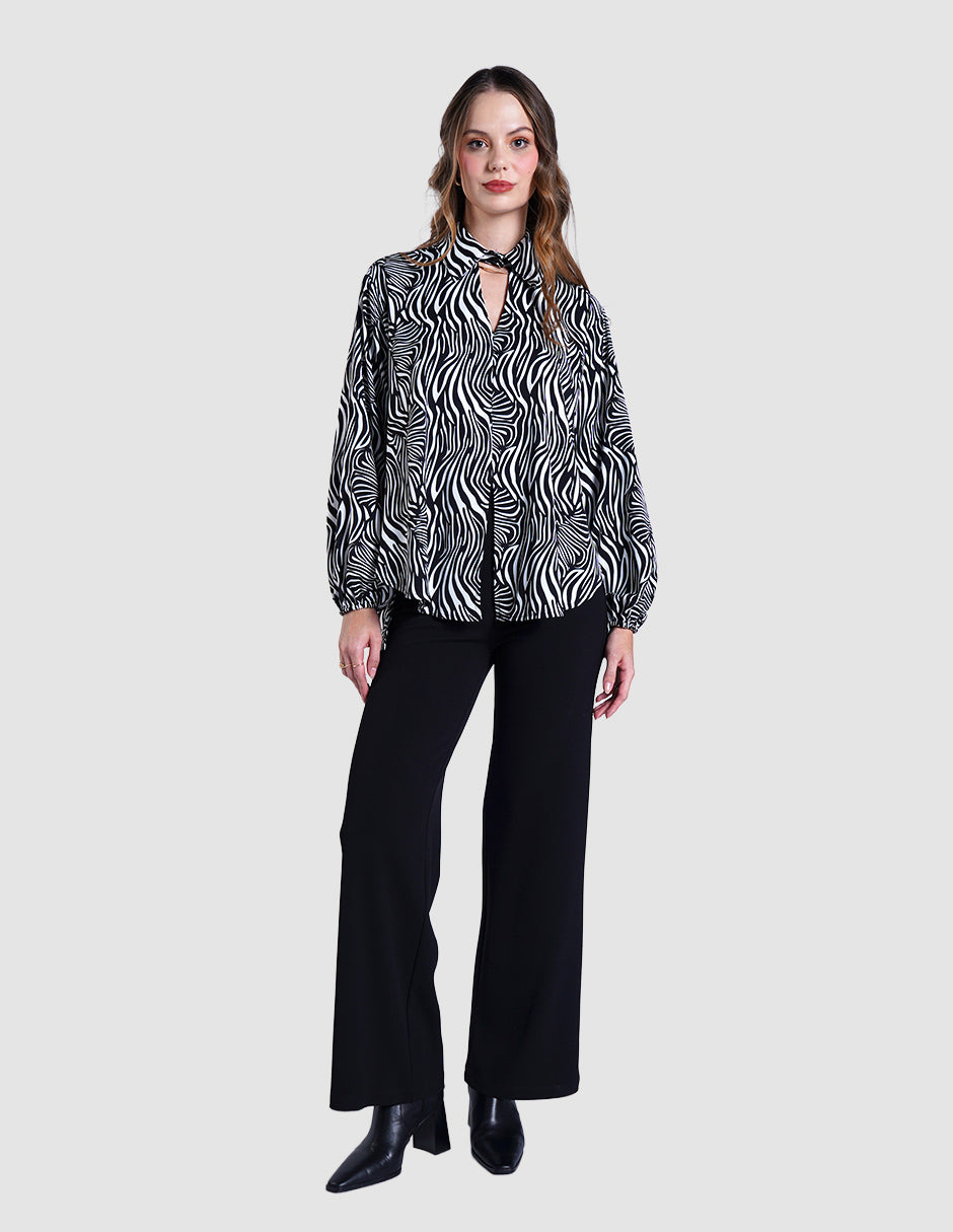 Blusa gris estampada y diseño oversize