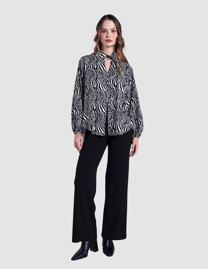 Blusa gris estampada y diseño oversize