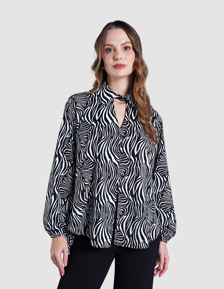 Blusa gris estampada y diseño oversize
