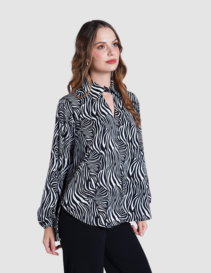 Blusa gris estampada y diseño oversize