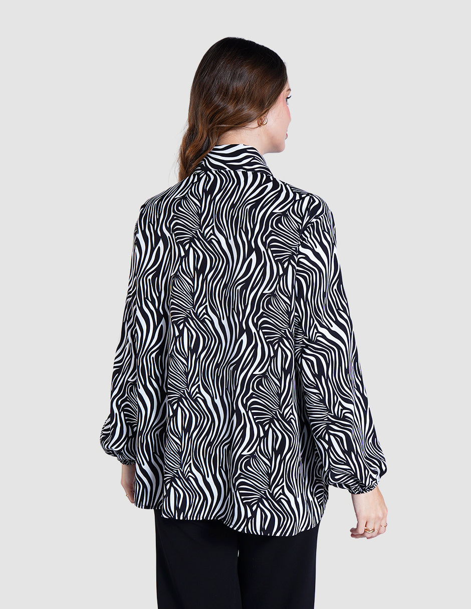 Blusa gris estampada y diseño oversize