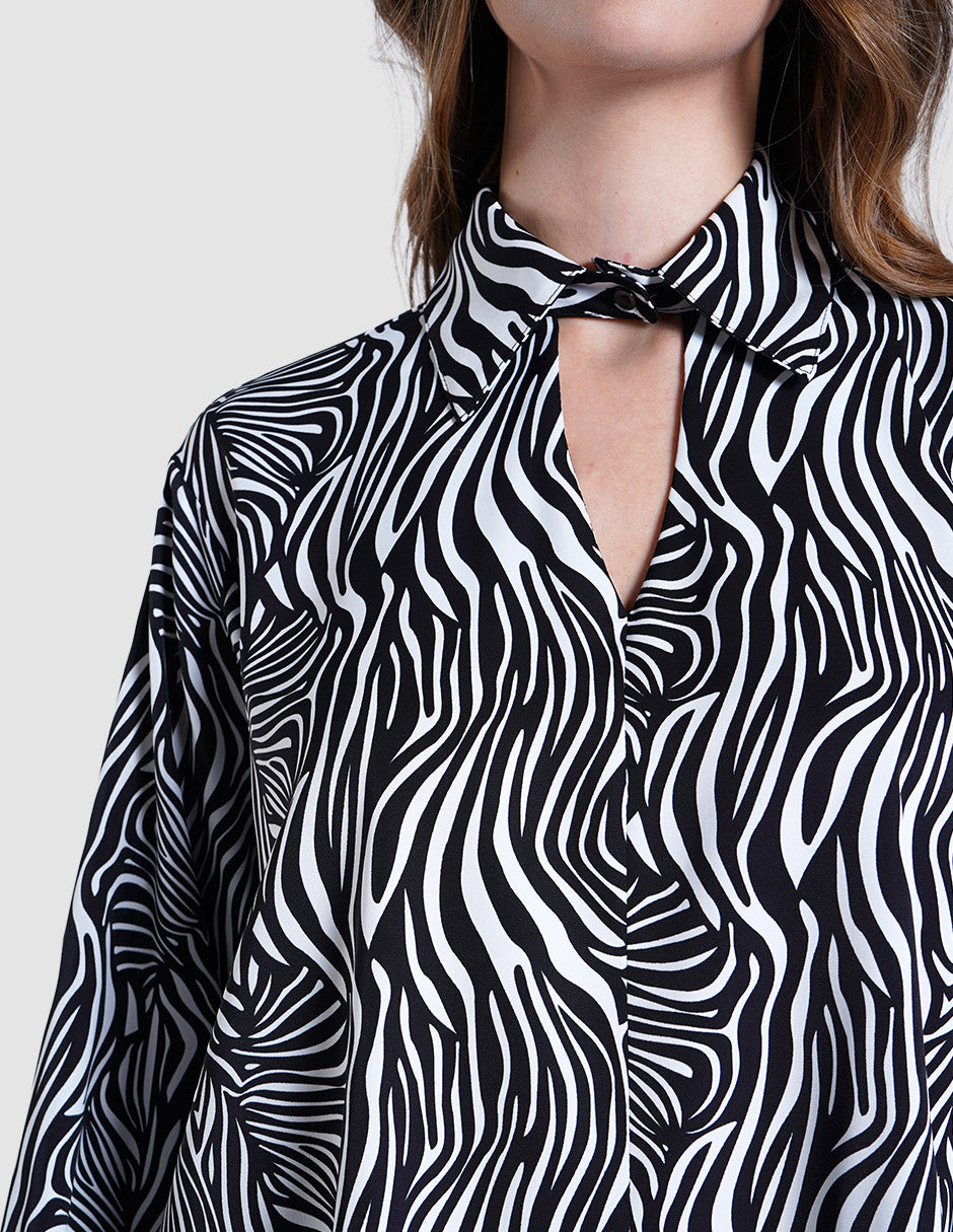Blusa gris estampada y diseño oversize