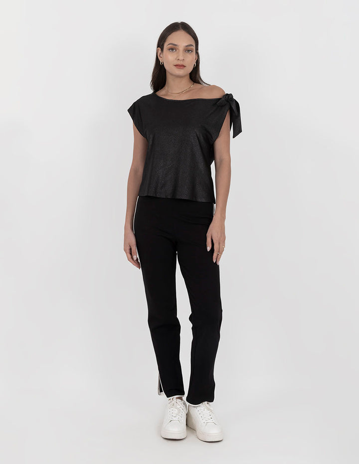 Pantalón negro con línea blanca lateral