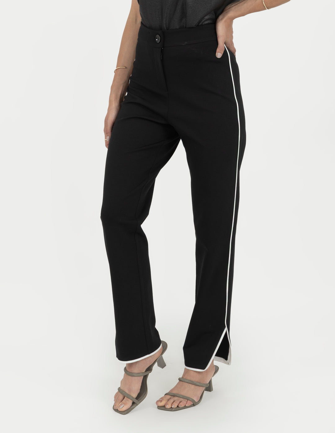 Pantalón negro  de tejido de punto con linea de contraste