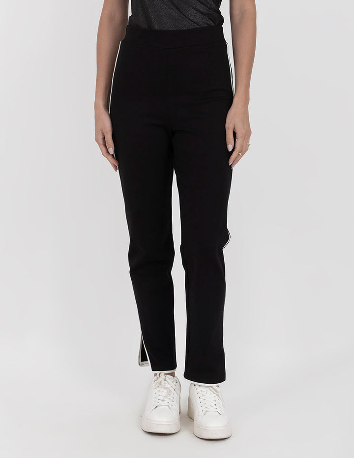 Pantalón negro con línea blanca lateral