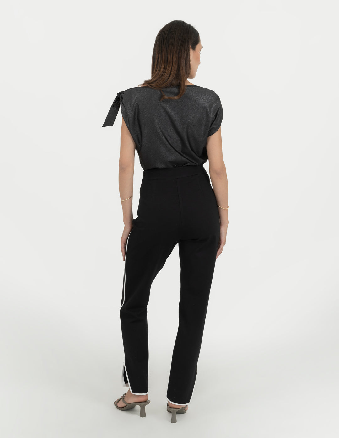 Pantalón negro  de tejido de punto con linea de contraste