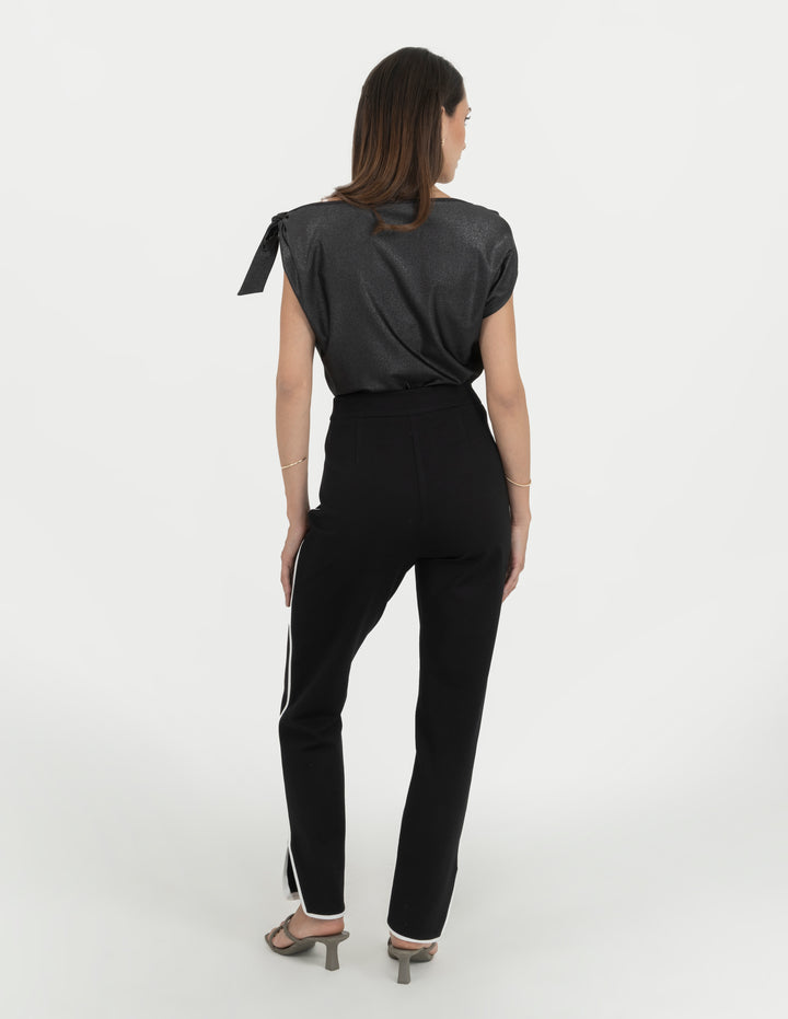 Pantalón negro  de tejido de punto con linea de contraste