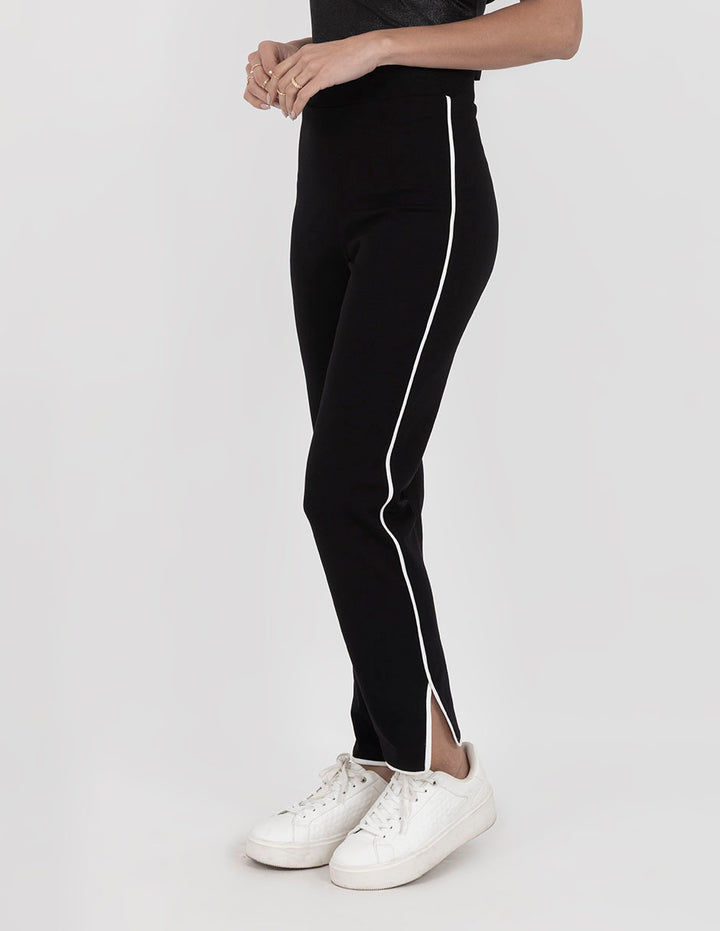 Pantalón negro con línea blanca lateral