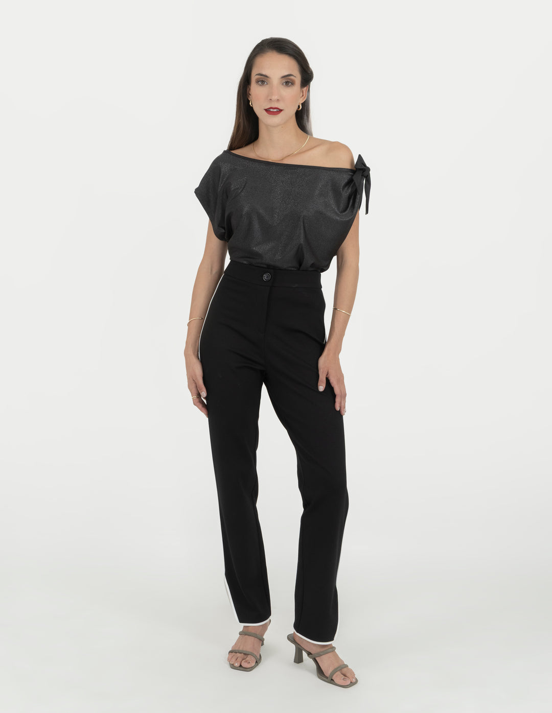 Pantalón negro  de tejido de punto con linea de contraste