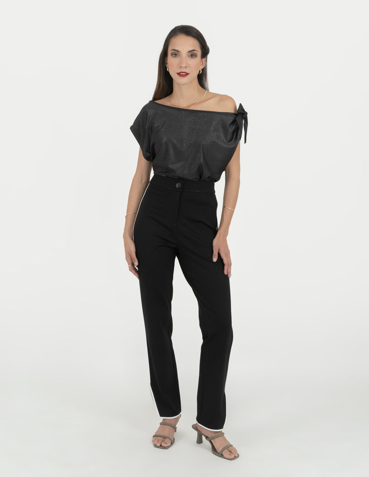 Pantalón negro  de tejido de punto con linea de contraste