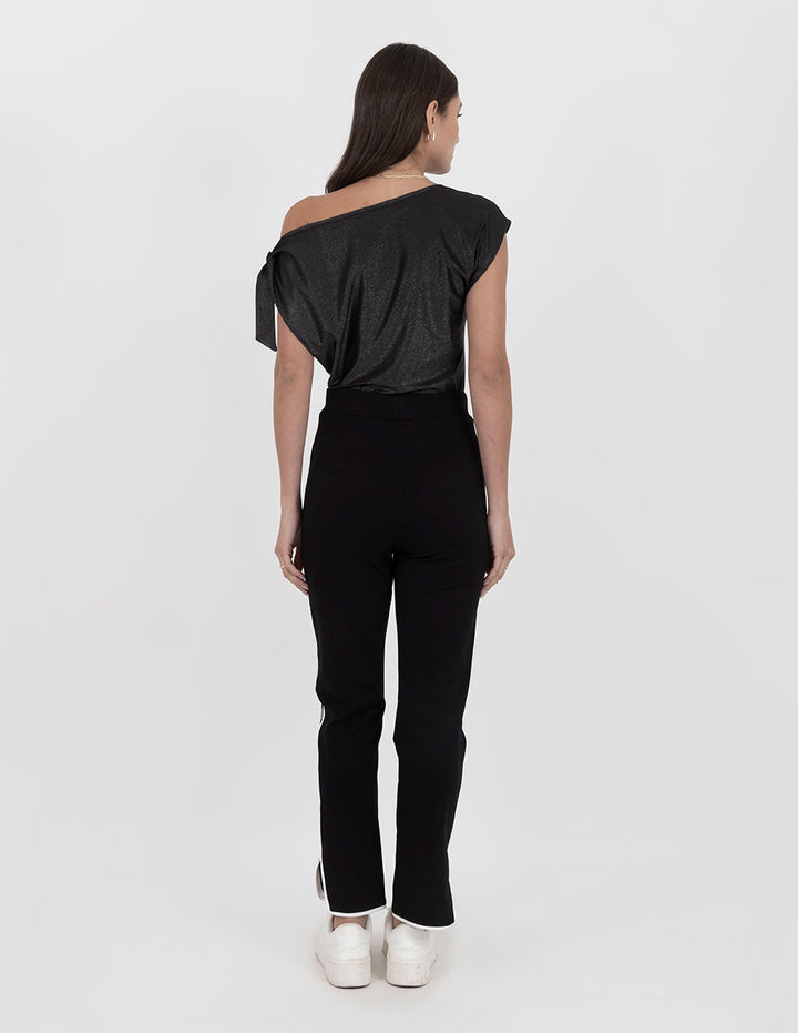 Pantalón negro con línea blanca lateral