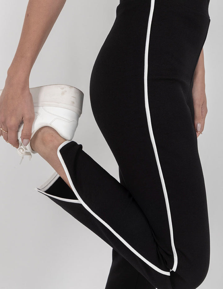 Pantalón negro con línea blanca lateral