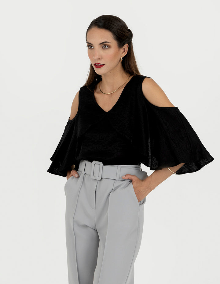 Blusa negra de  escote V con mangas de escarola y abertura en hombros