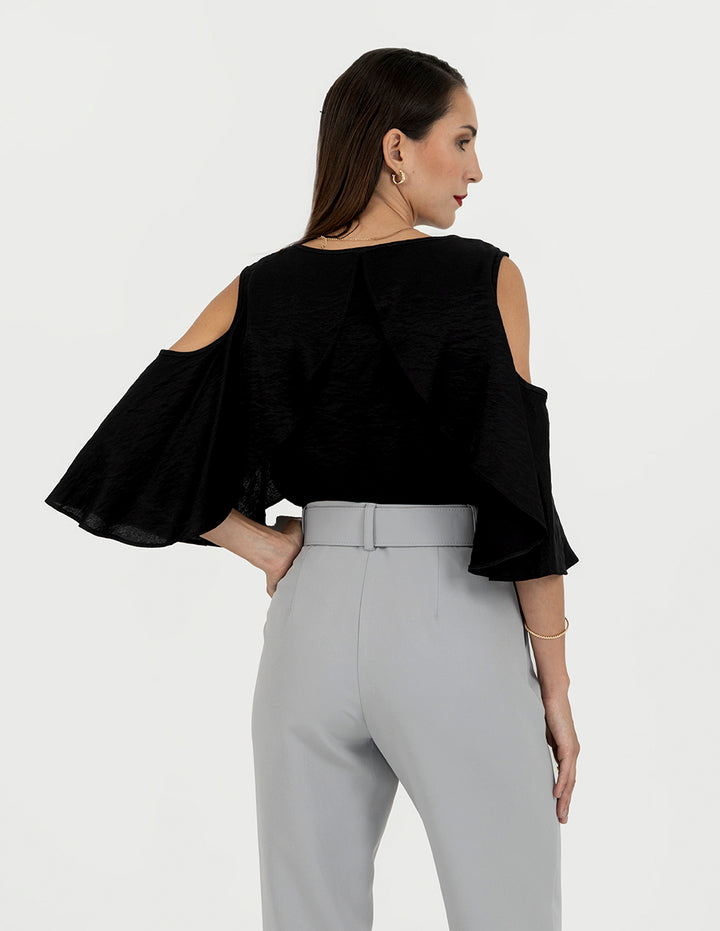 Blusa negra de  escote V con mangas de escarola y abertura en hombros