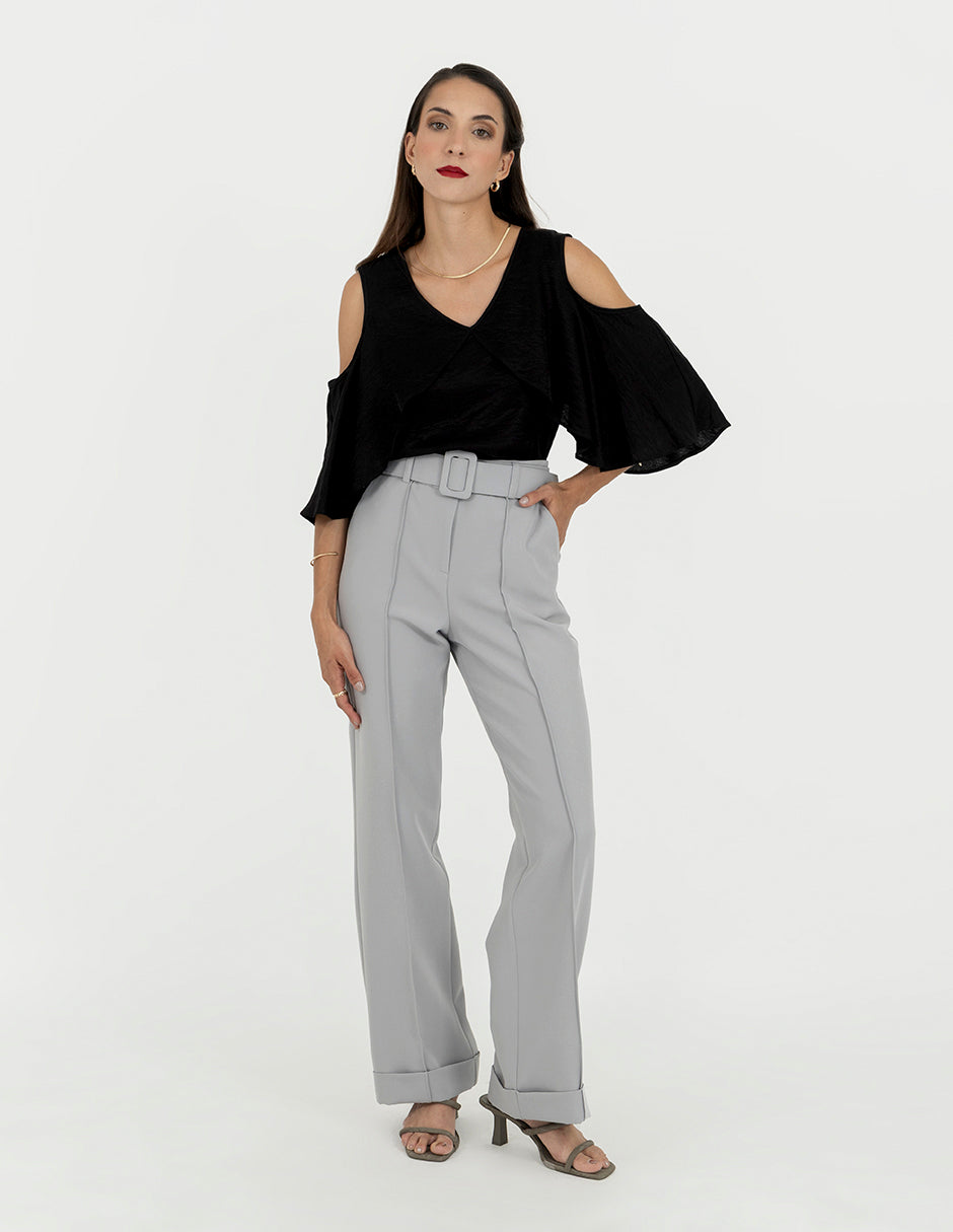 Blusa negra de  escote V con mangas de escarola y abertura en hombros