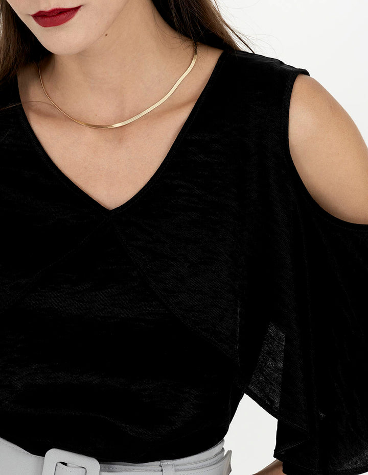 Blusa negra de  escote V con mangas de escarola y abertura en hombros