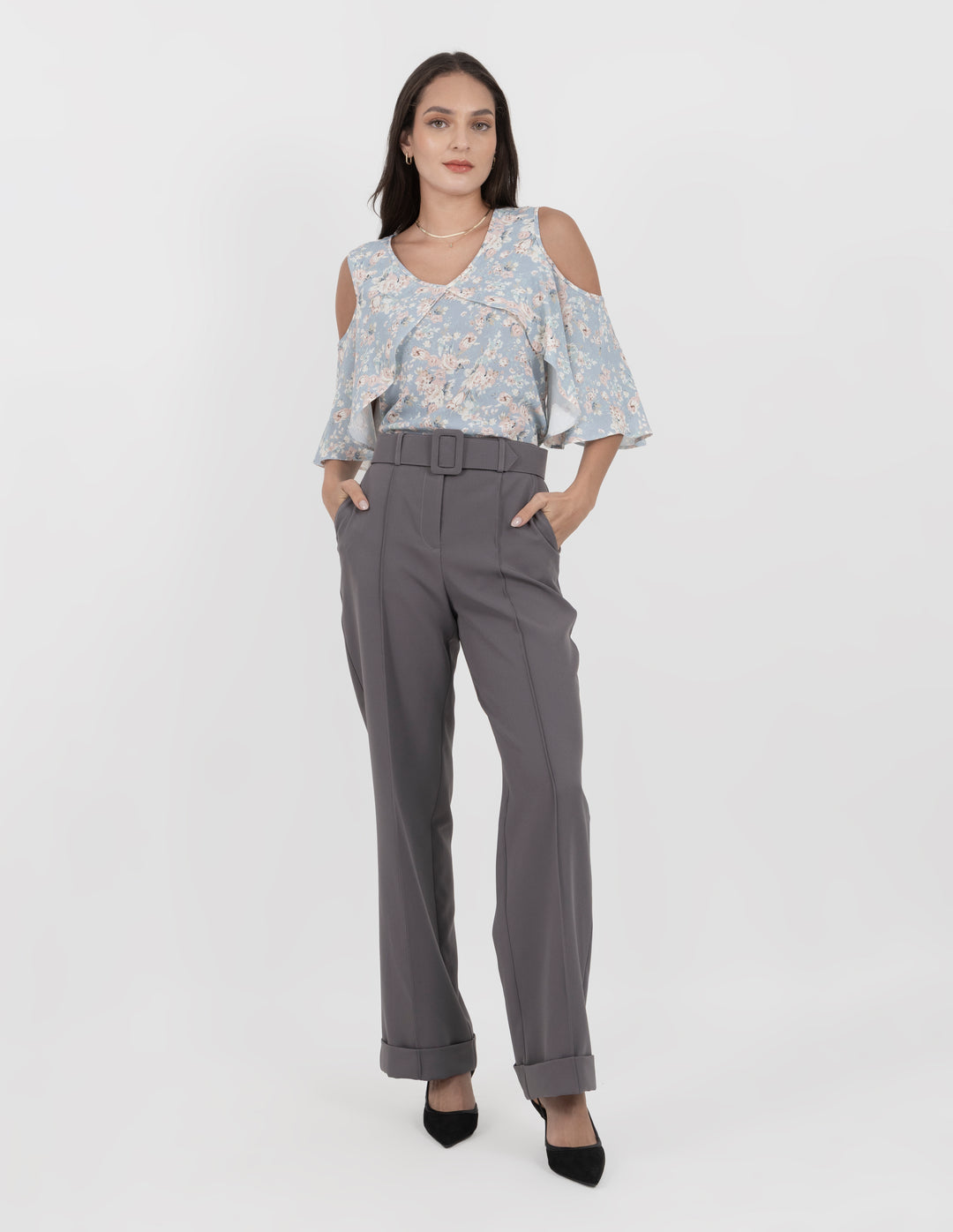 Pantalón de vestir gris con detalle de cinturón