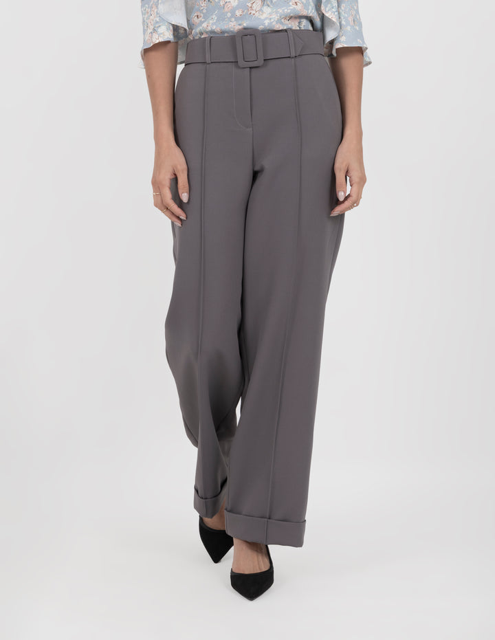 Pantalón de vestir gris con detalle de cinturón