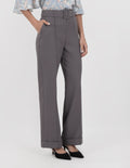 Pantalón de vestir gris con detalle de cinturón