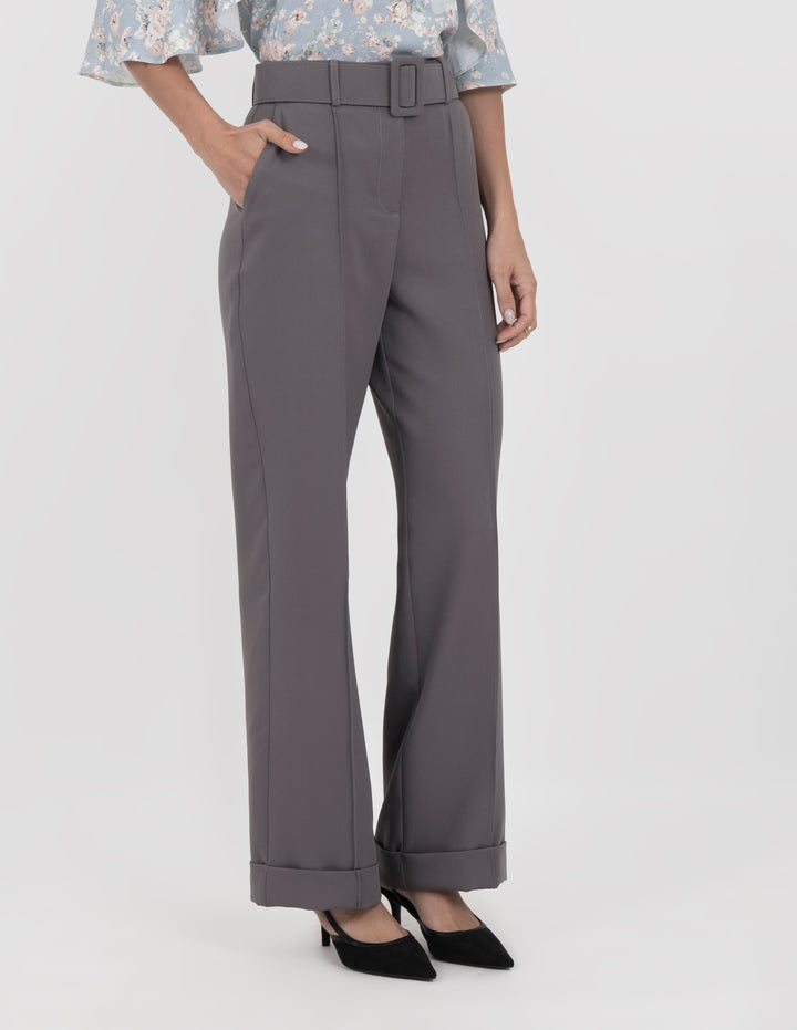 Pantalón de vestir gris con detalle de cinturón