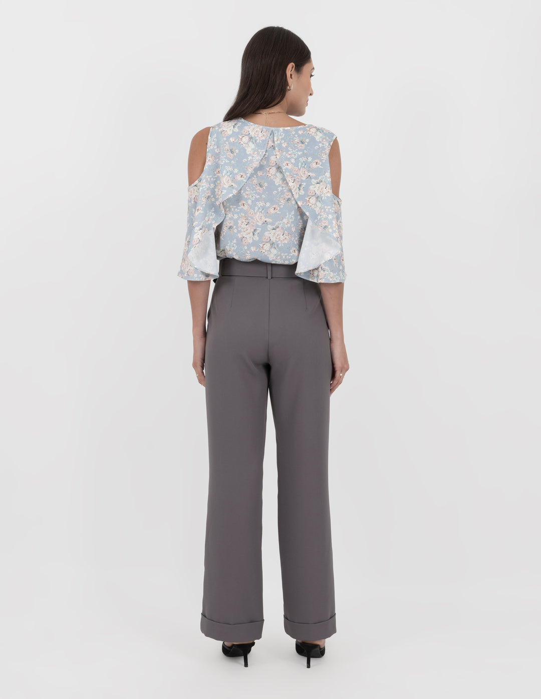 Pantalón de vestir gris con detalle de cinturón