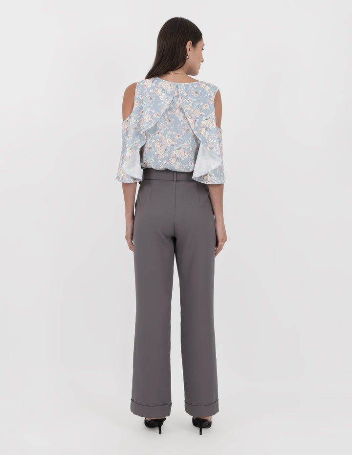 Pantalón de vestir gris con detalle de cinturón