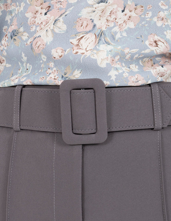 Pantalón de vestir gris con detalle de cinturón