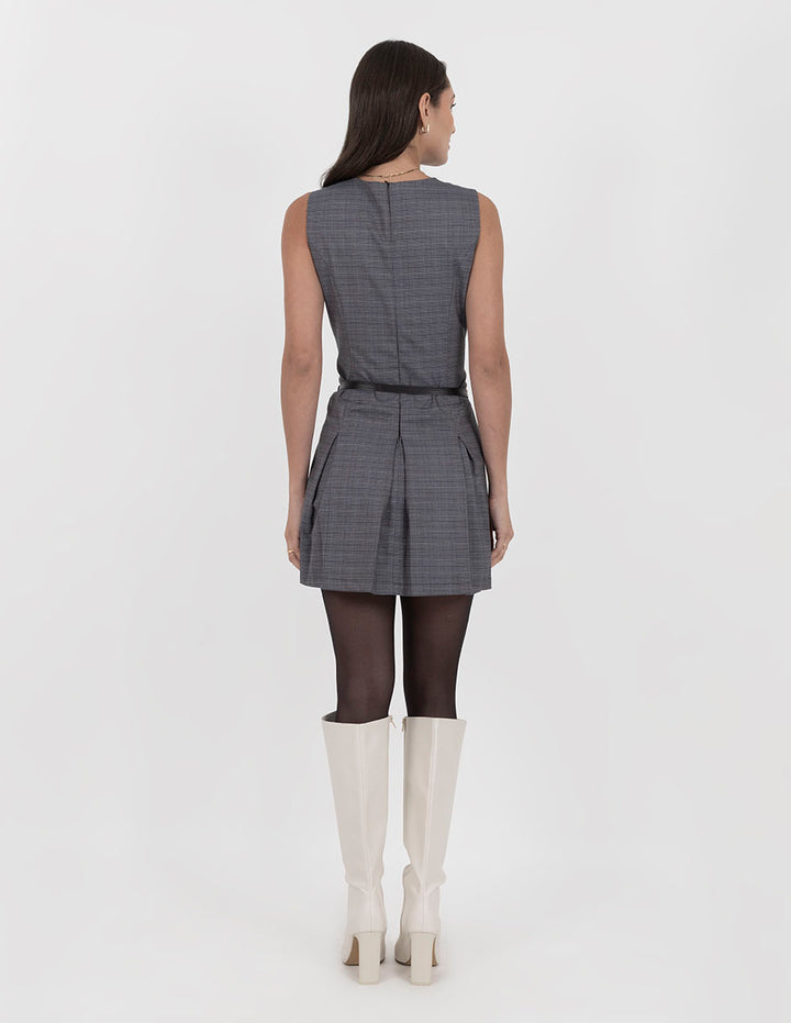 Vestido corto con cinturón negro