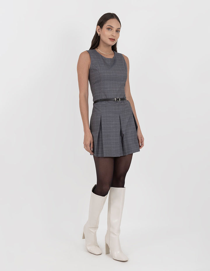 Vestido corto con cinturón negro