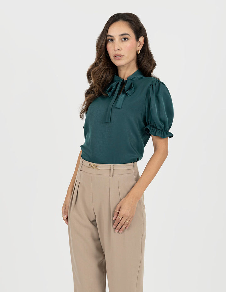 Blusa verde de mangas 3/4 y detalle en cuello