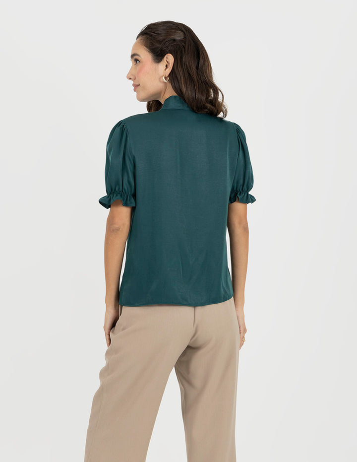 Blusa verde de mangas 3/4 y detalle en cuello