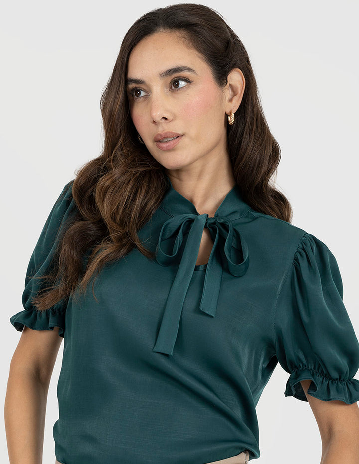 Blusa verde de mangas 3/4 y detalle en cuello