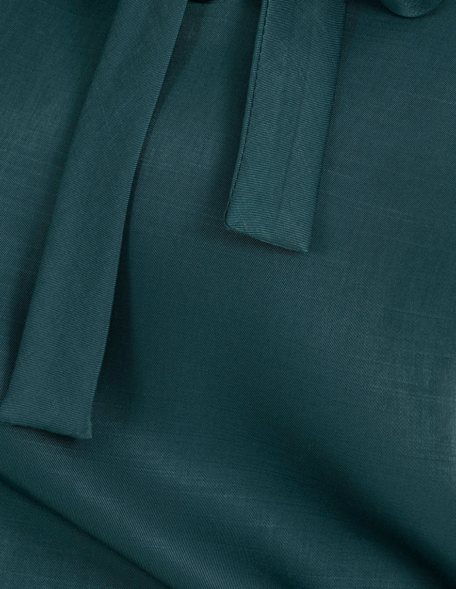 Blusa verde de mangas 3/4 y detalle en cuello