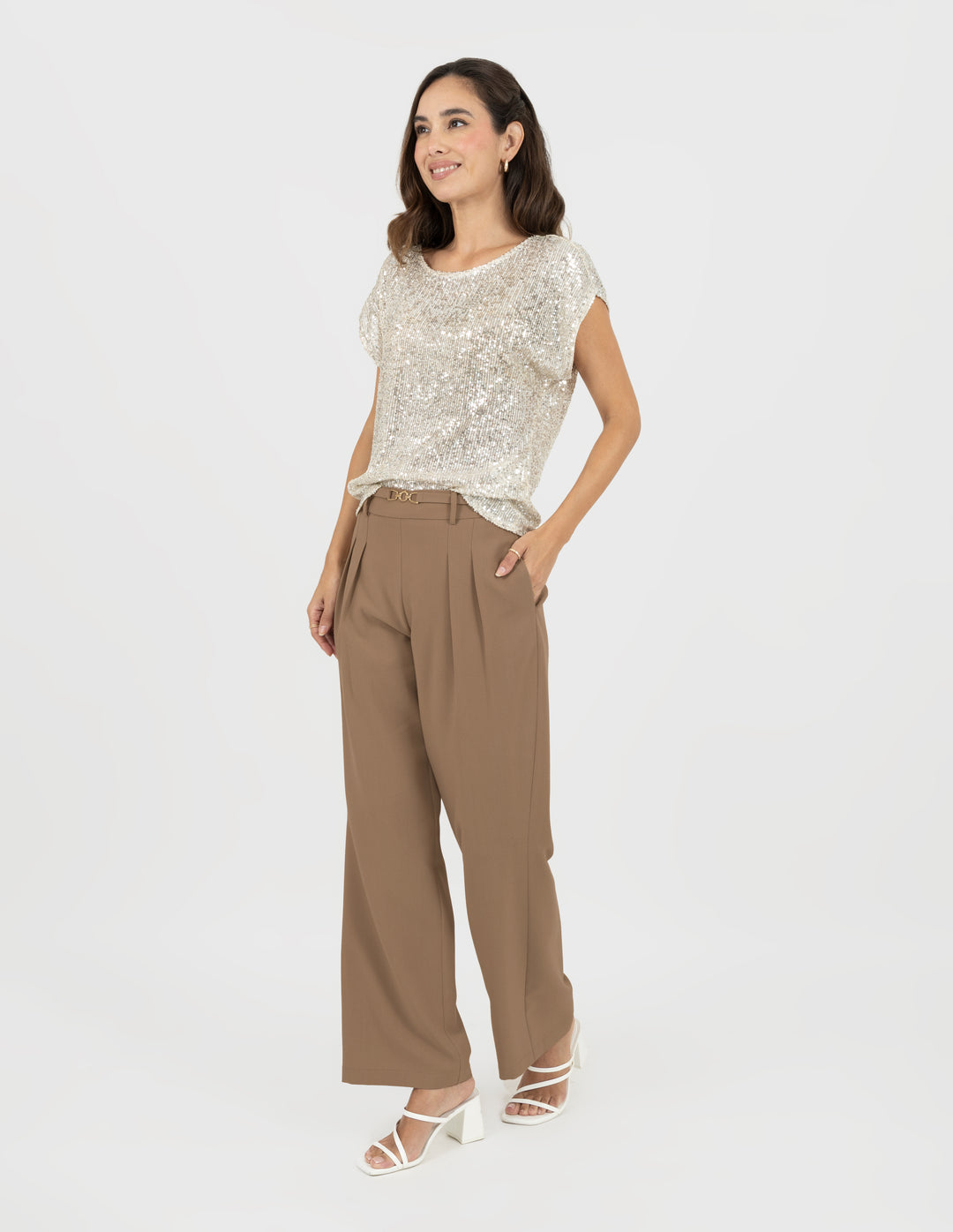 Pantalón de vestir con detella de hebilla (disponible en beige y chocolate)