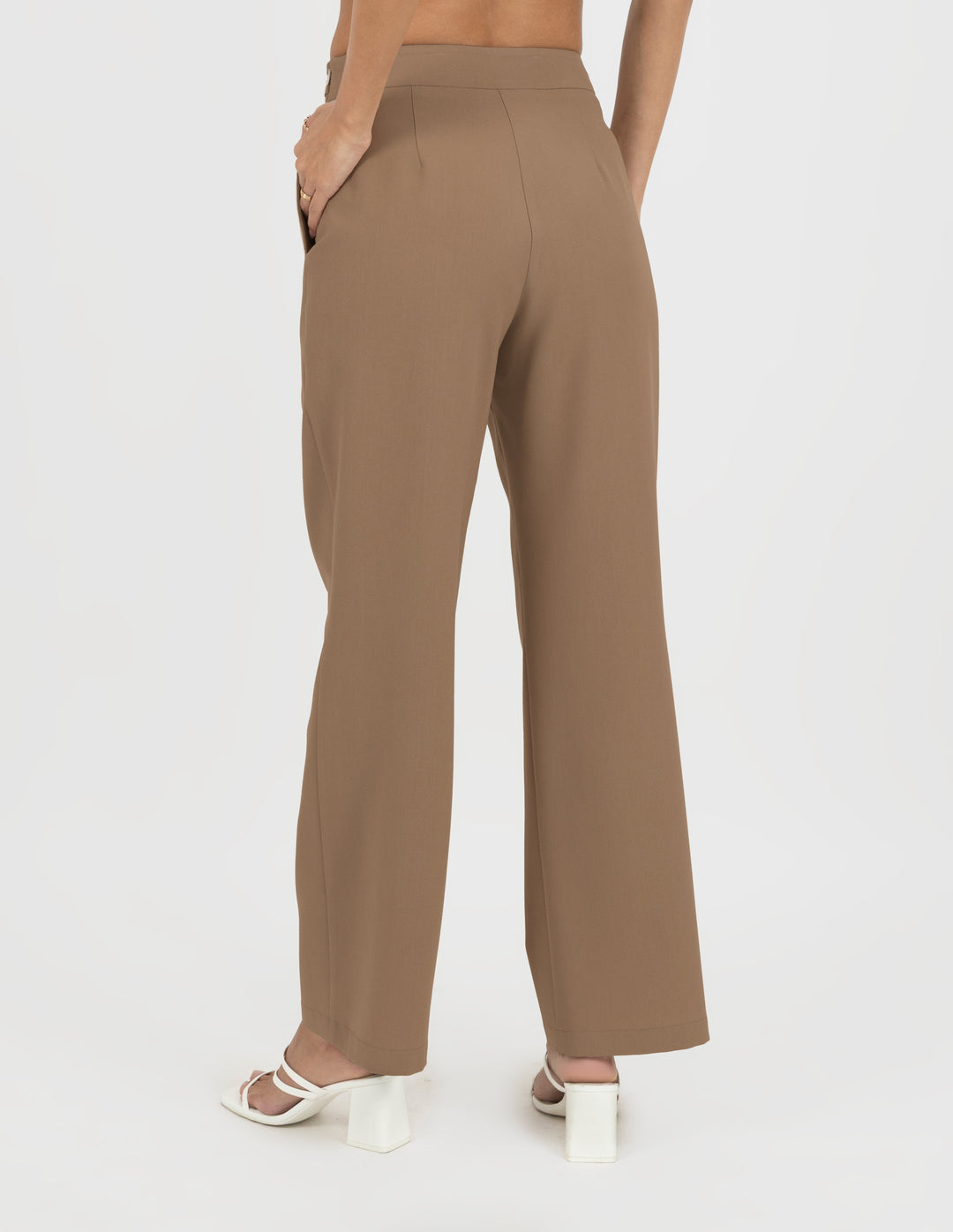 Pantalón de vestir con detella de hebilla (disponible en beige y chocolate)