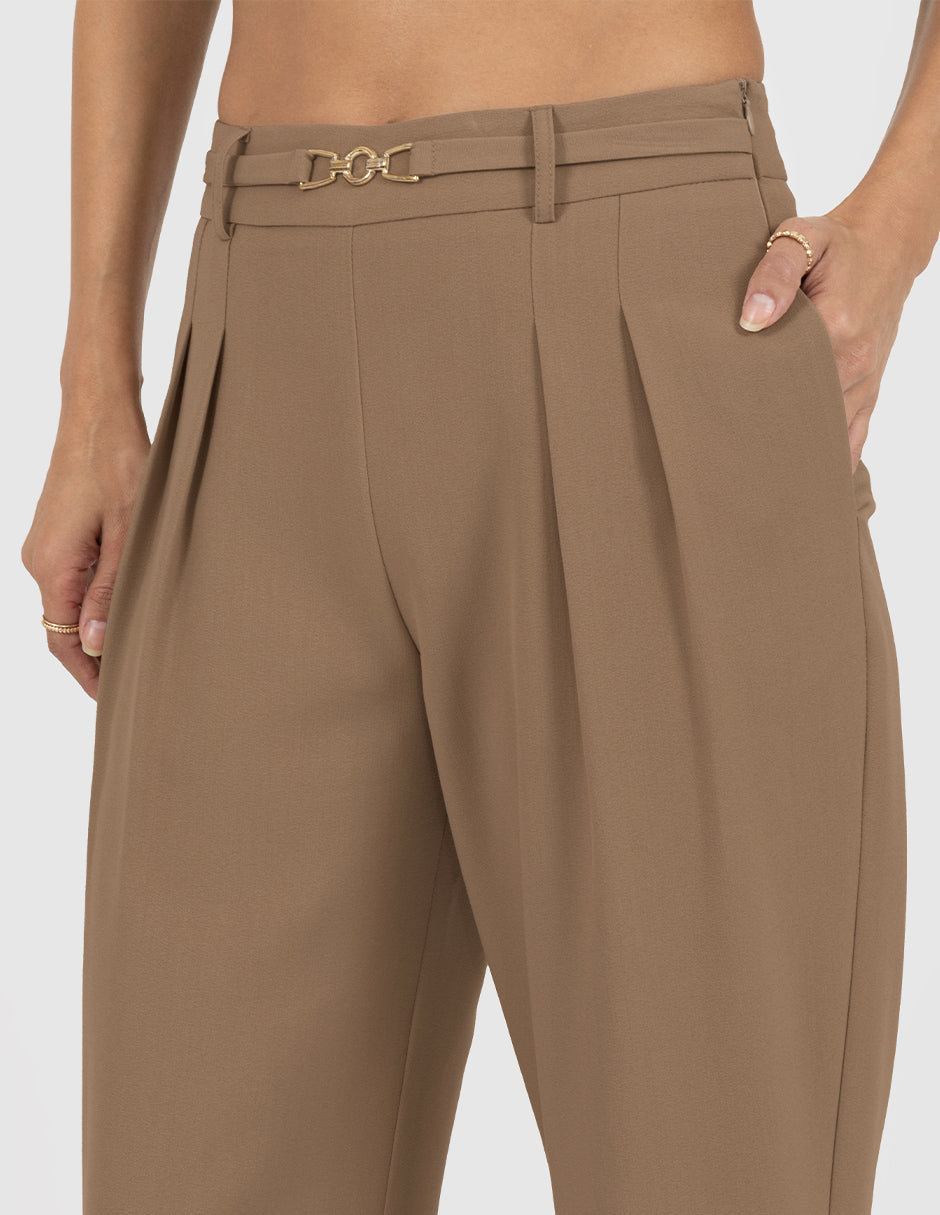 Pantalón de vestir con detella de hebilla (disponible en beige y chocolate)