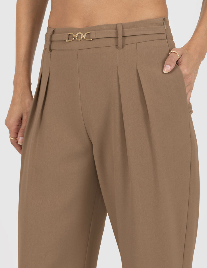Pantalón de vestir con detella de hebilla (disponible en beige y chocolate)