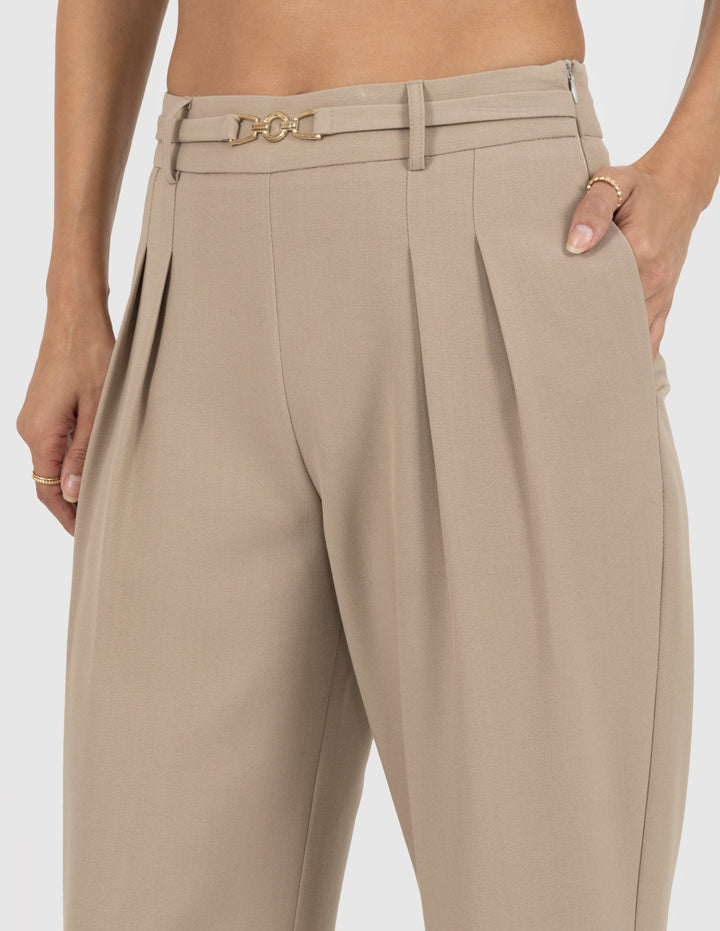 Pantalón de vestir con detella de hebilla (disponible en beige y chocolate)